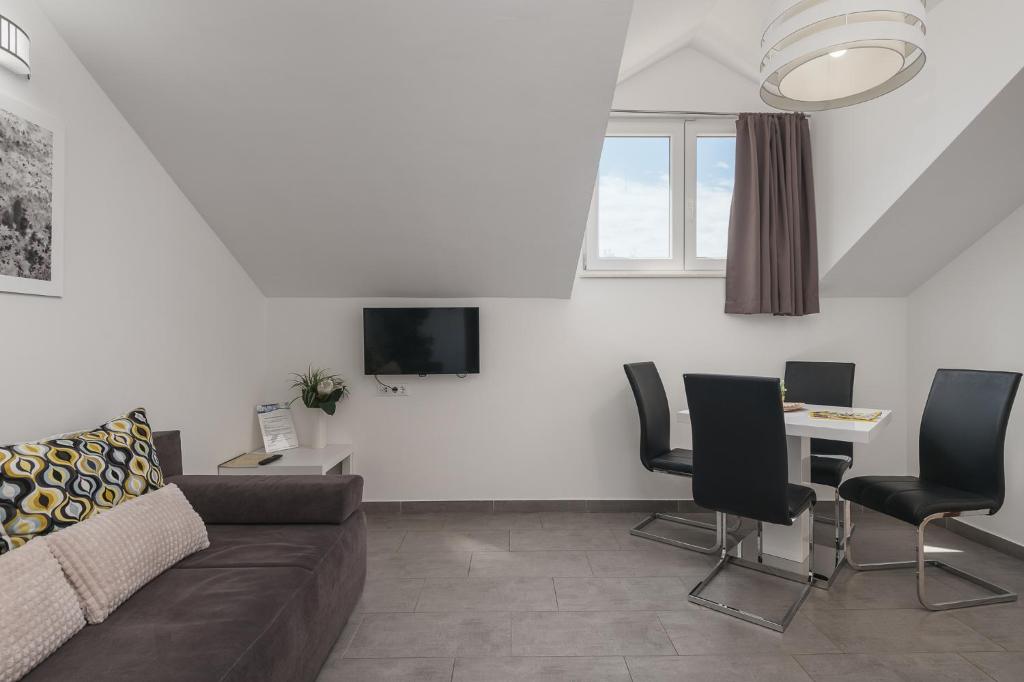 Sky Apartments & Rooms - 9