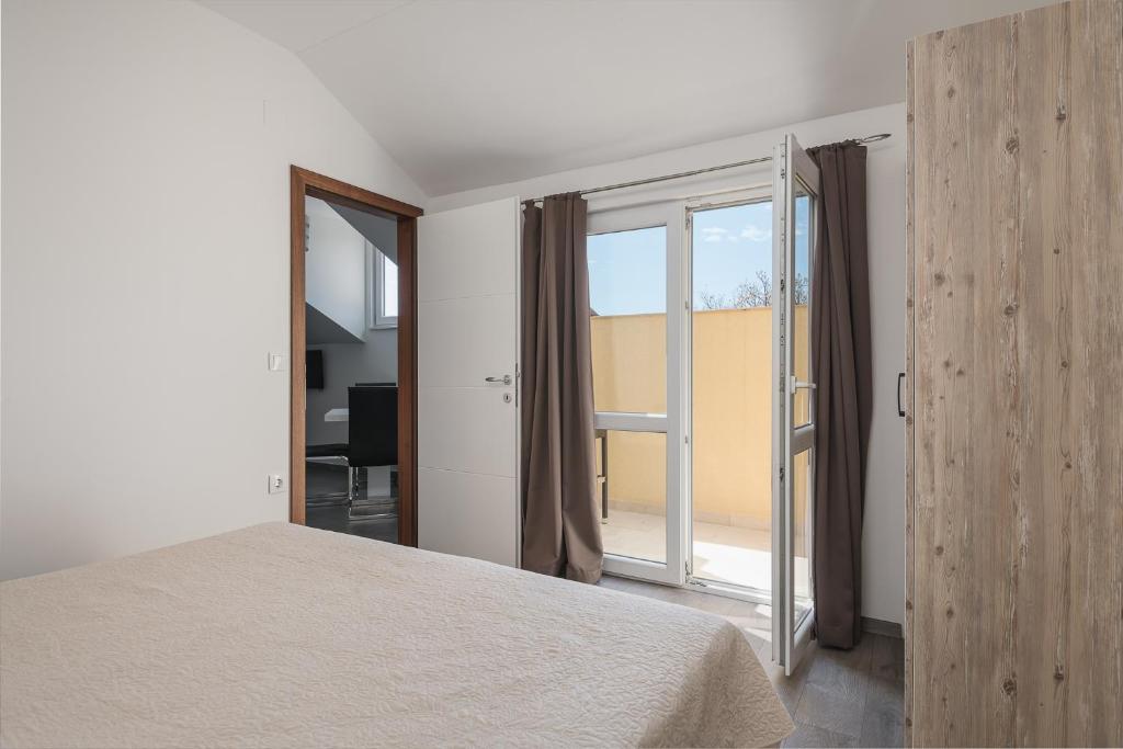 Sky Apartments & Rooms - 11