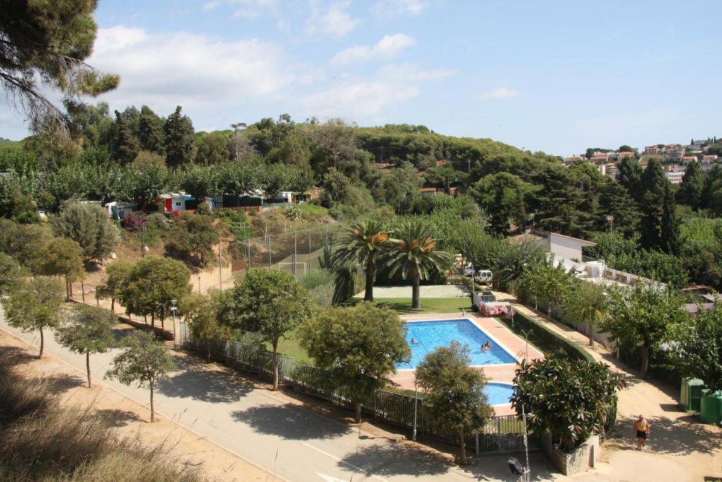 an aerial view of a resort with a swimming pool and trees at El Carlitos in Arenys de Mar