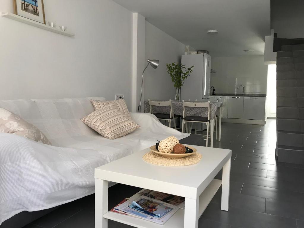salon z białą kanapą i stołem w obiekcie Apartamento Cánovas w mieście Tarifa