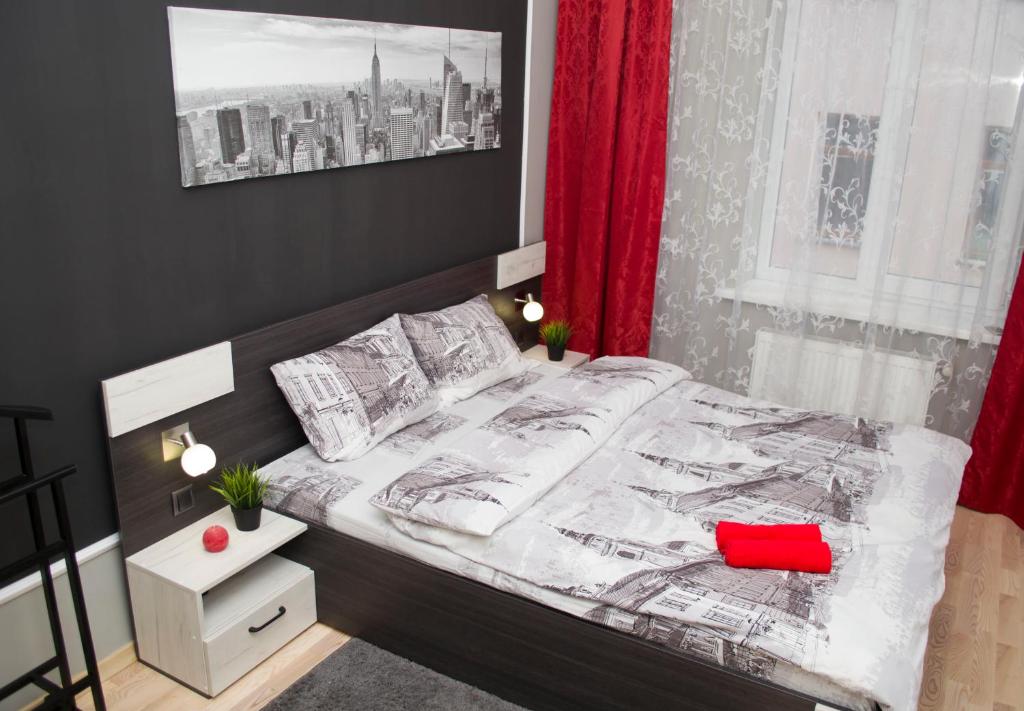 Modern Red Apartment - Housity