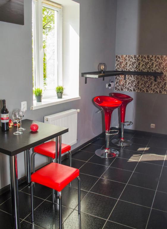 Modern Red Apartment photo 6