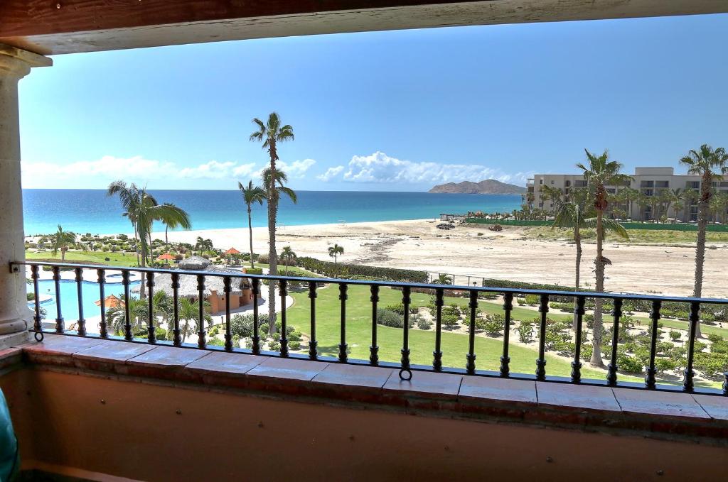 balcón con vistas a la playa y al océano en Condominios El Dorado II, en Cabo San Lucas