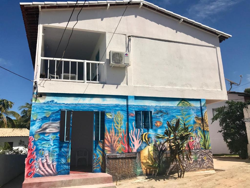una casa con un dipinto sul lato di Pousada Mar Azul a Pipa