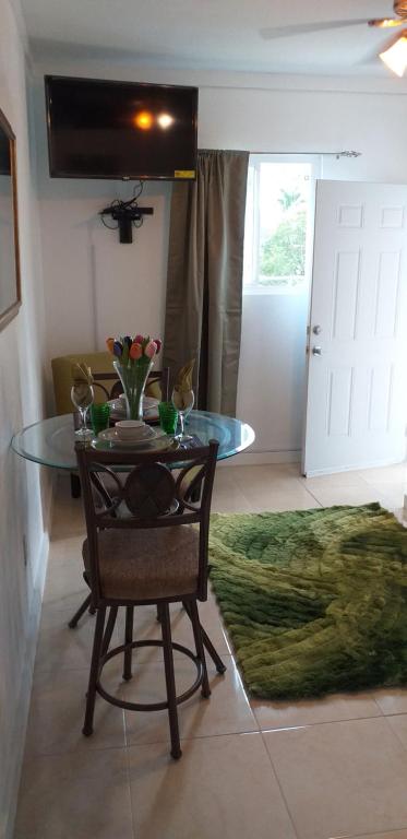BELL At The Airport Suites Adults Only - Free Airport Transportation - Suite Superior