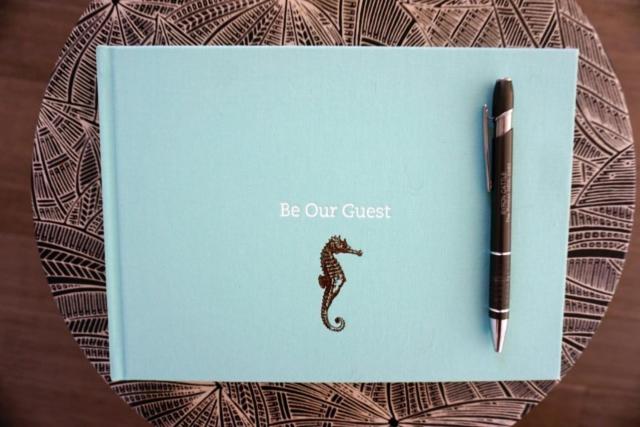 uma caneta e um papel azul com um cavalo-marinho em Brunswick Heads Treetop Studio em Brunswick Heads