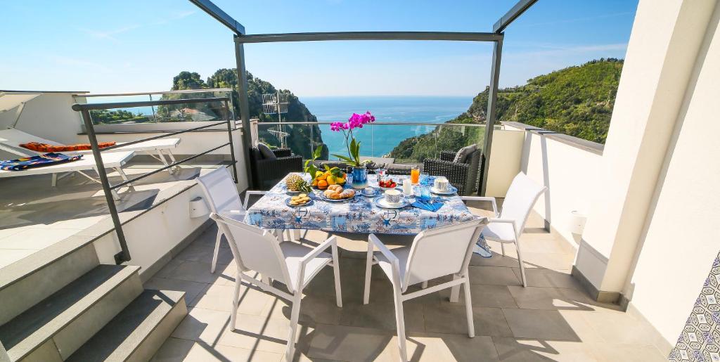 stół na balkonie z widokiem na ocean w obiekcie Admiring Amalfi w mieście Scala