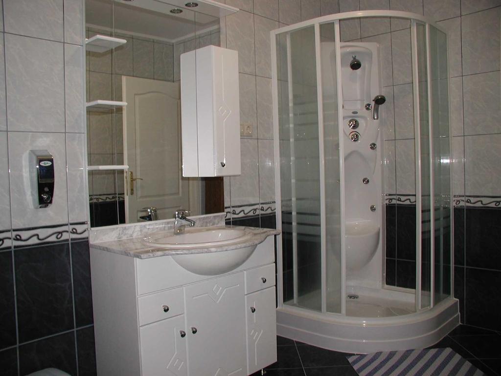 A bathroom at Parish Bull Hotel