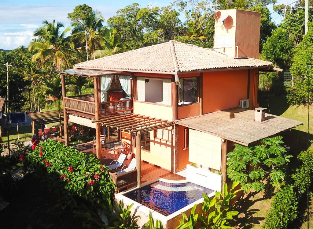 une petite maison avec une piscine en face de celle-ci dans l'établissement Linda casa em Itacaré Bahia, à Itacaré