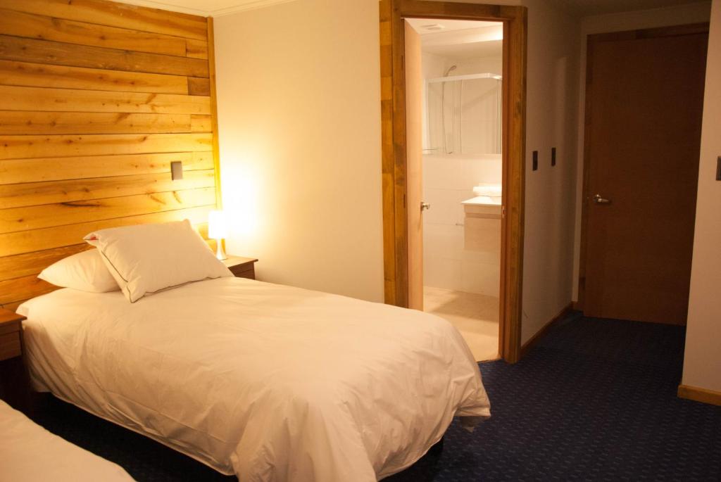 Las Bravas Lodge - Twin Room With Private Bathroom