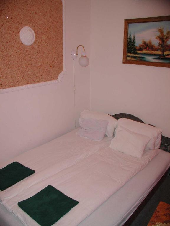 A bed or beds in a room at Parish Bull Hotel