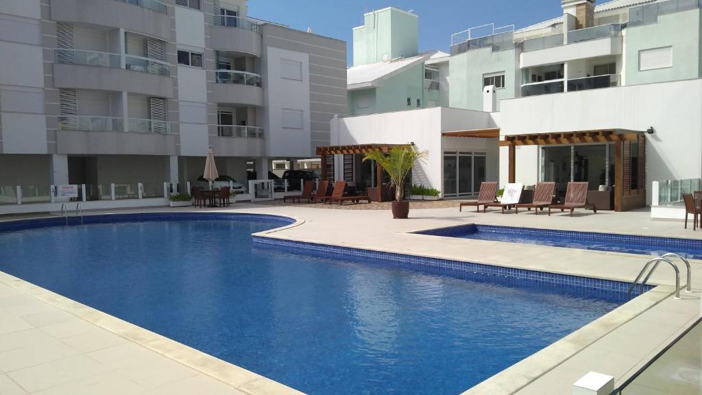 una piscina frente a un edificio en Apartamento frente para a piscina a uma quadra da praia, en Florianópolis