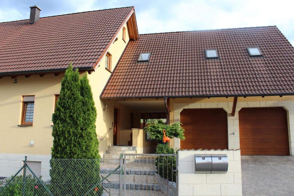 ein Haus mit zwei Garagentüren darauf in der Unterkunft Ferienwohnung Ruderich in Hirschaid