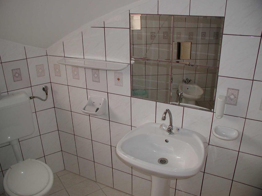 A bathroom at Parish Bull Hotel