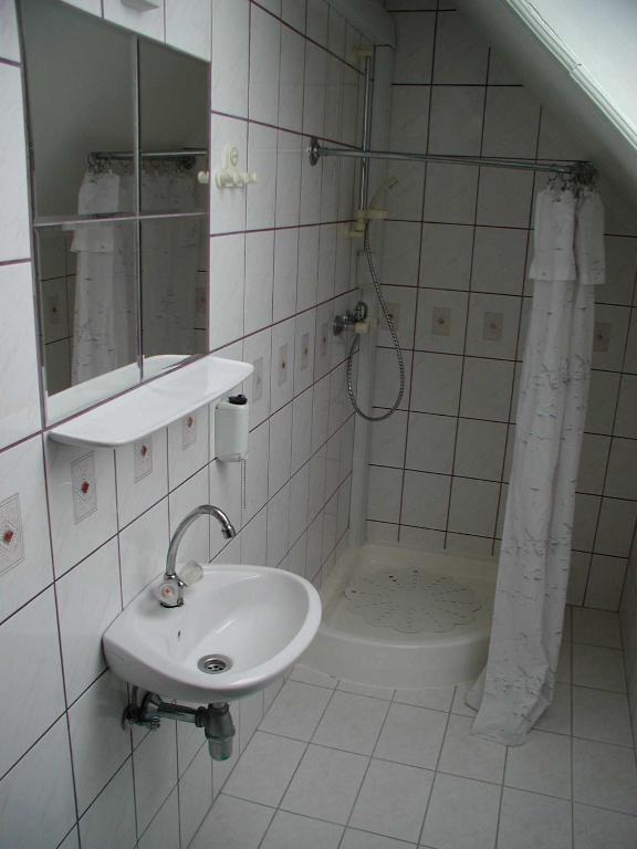 A bathroom at Parish Bull Hotel