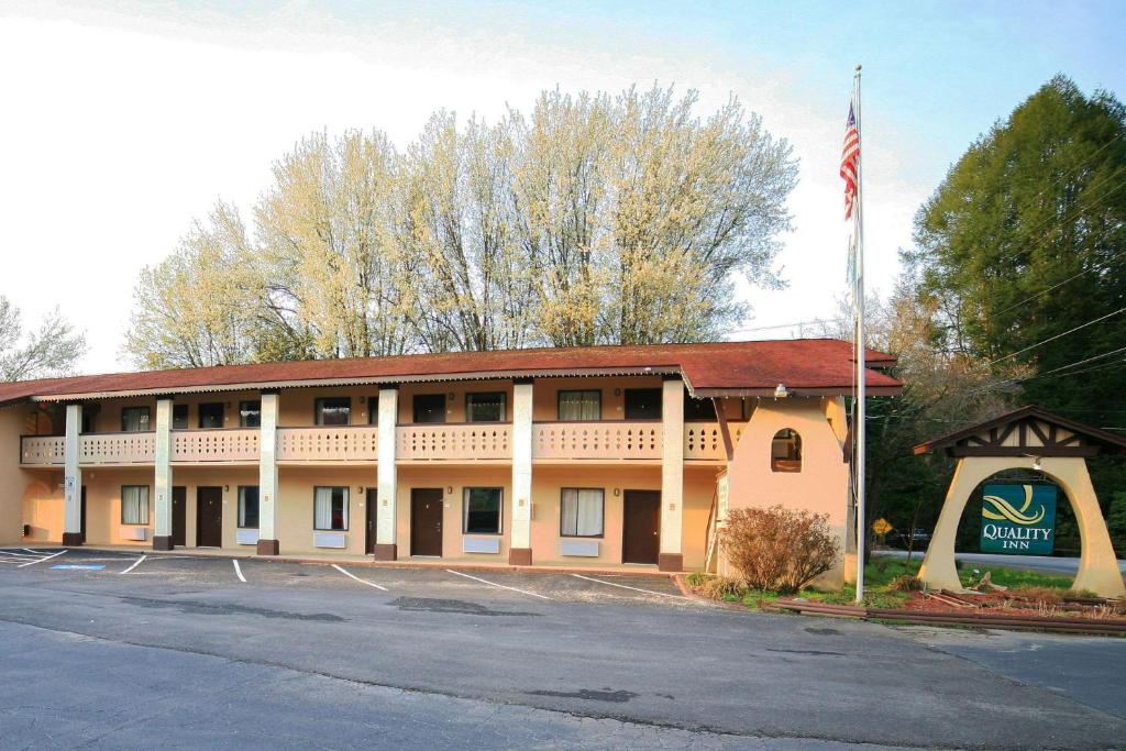 a building with an american flag in front of it at Quality Inn Downtown Helen in Helen