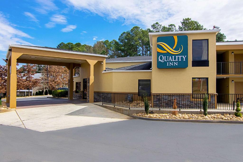 a building with a sign that reads utility inn at Quality Inn in Villa Rica