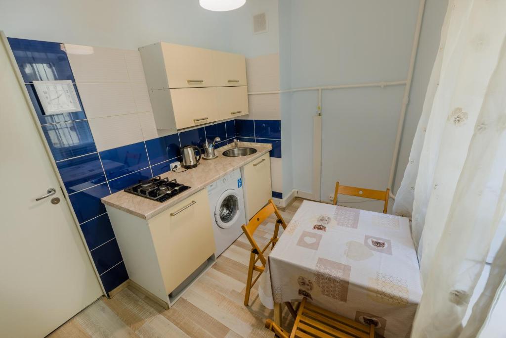 ул-Mалая-Kонюшенная-12, самый центр СПб, метро \