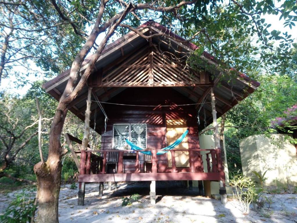 Bangunan di mana terletaknya rumah tamu ini