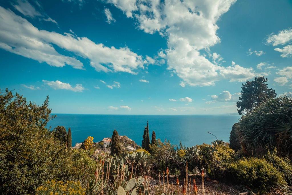 una vista sull'oceano in una giornata di sole di The charming house a Taormina