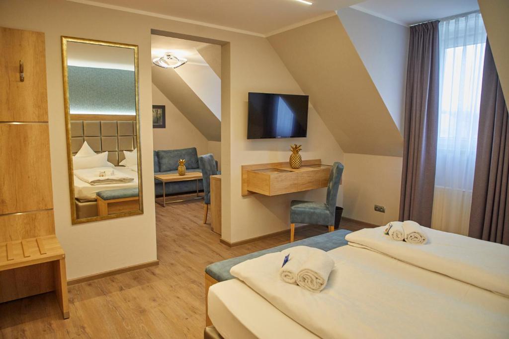 Postel nebo postele na pokoji v ubytování Bernstein Acamed Resort