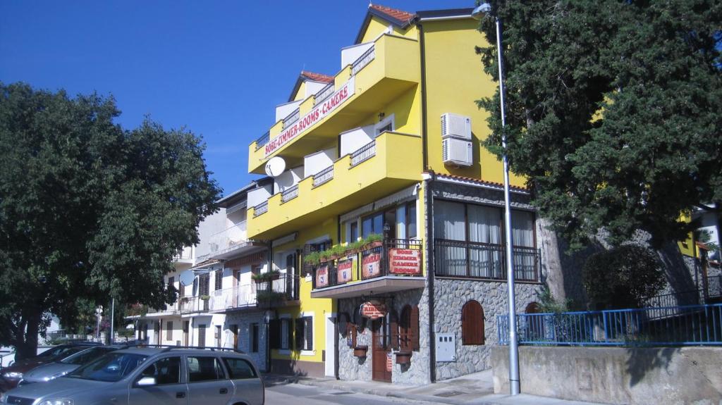 ツリクヴェニツァにあるPansion Ribicaの黄色の建物