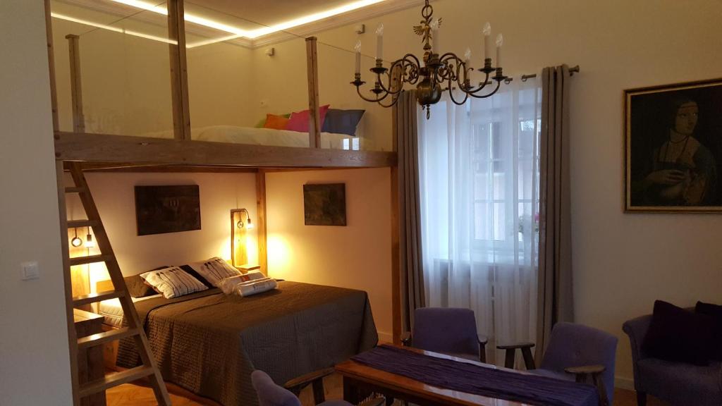 um quarto com um beliche e um espelho em Apartament Chlebnicka em Gdańsk