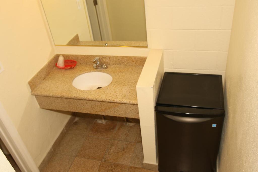 a bathroom with a sink and a mirror at Holiday Motel - Santa Maria in Santa Maria