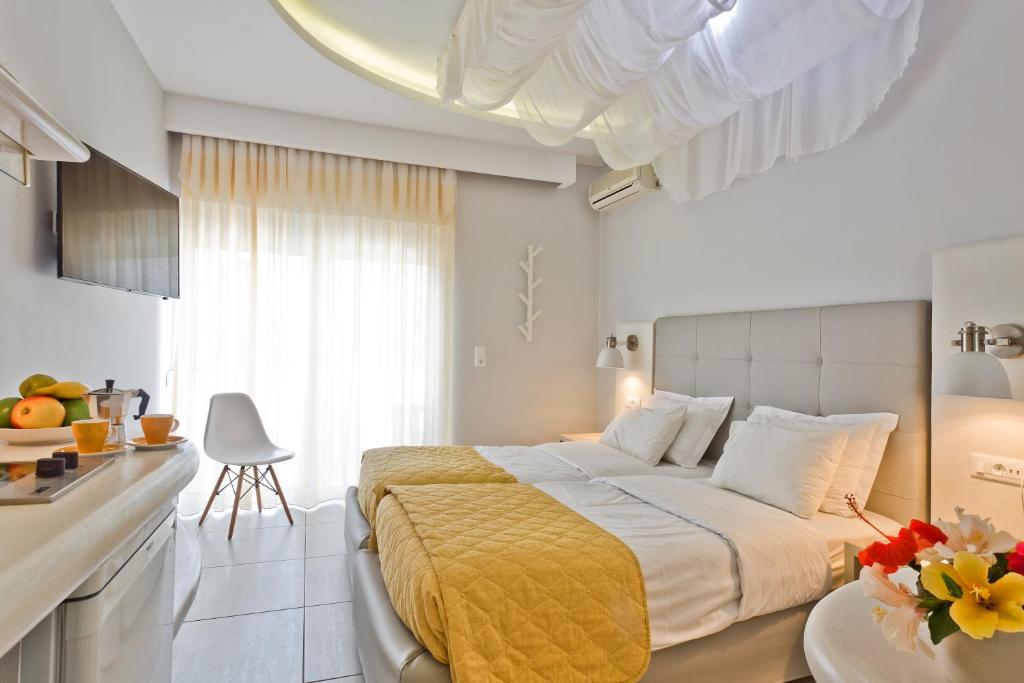 um quarto com uma cama grande e um cobertor amarelo em Venezia Bungalows em Cárpatos