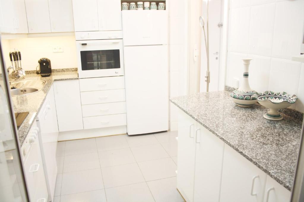 Kuchyňa alebo kuchynka v ubytovaní Playazul seafront apartament