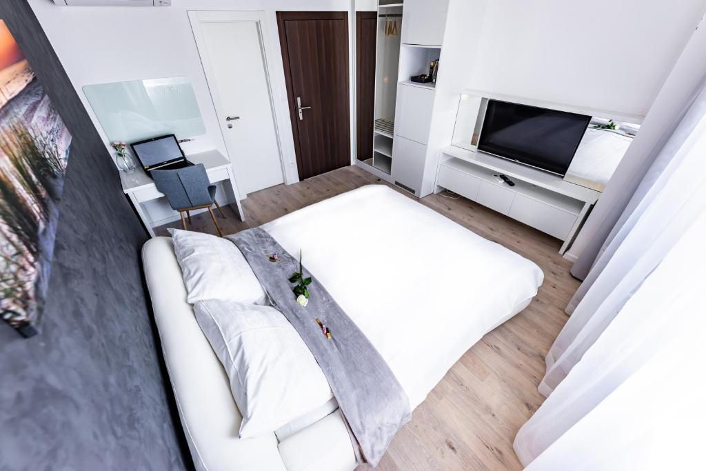 Televízia a/alebo spoločenská miestnosť v ubytovaní More Than Accommodation