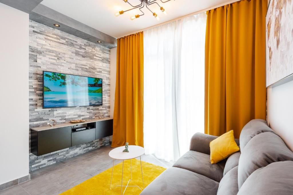 Televízia a/alebo spoločenská miestnosť v ubytovaní Apartment Nia Superior