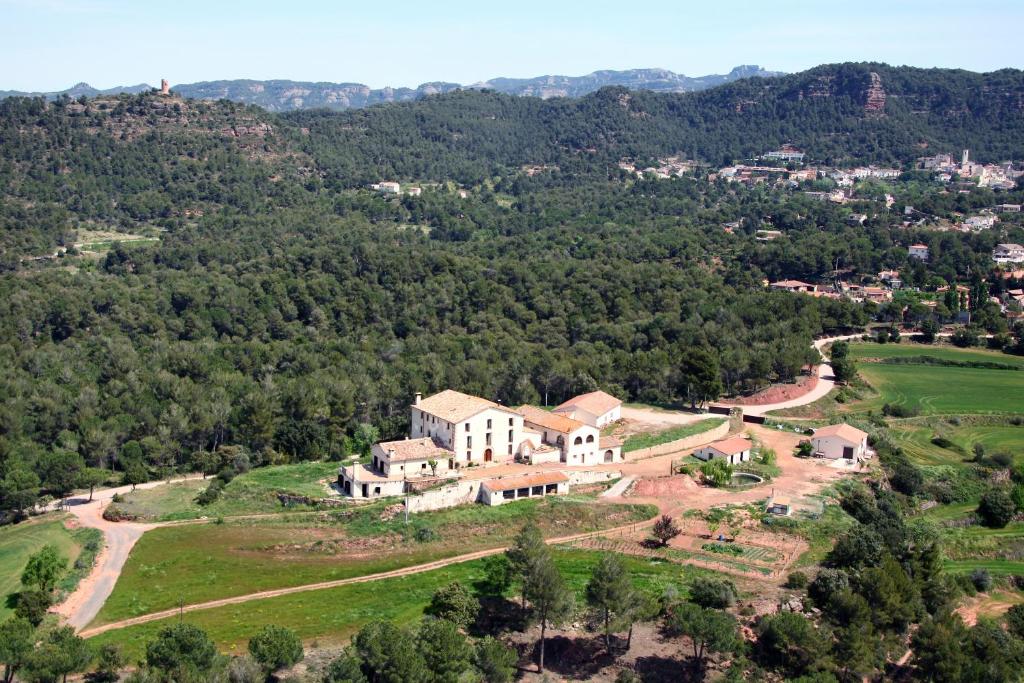 Vue aérienne d'une maison sur une colline dans l'établissement La Frasera Alojamiento Rural, à Vacarisas