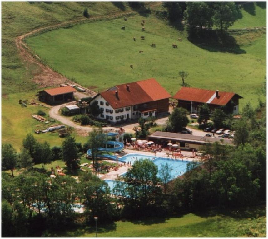 einen Luftblick auf ein Resort mit einem Pool in der Unterkunft Reischhof in Missen-Wilhams