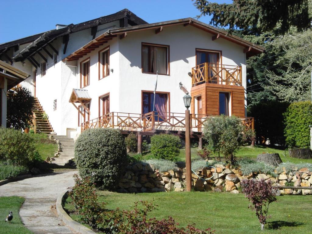 a house in the mountains with a pathway leading to it at Mont Blanc Bungalows in San Carlos de Bariloche