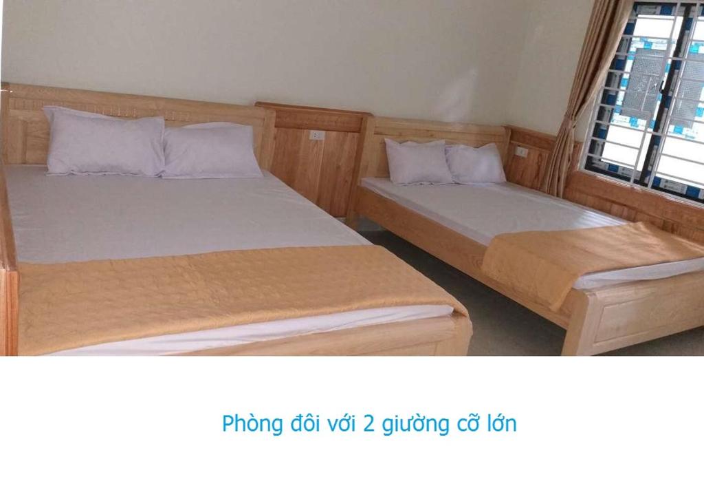 dos camas sentadas una al lado de la otra en una habitación en Công Anh Hotel en Sầm Sơn