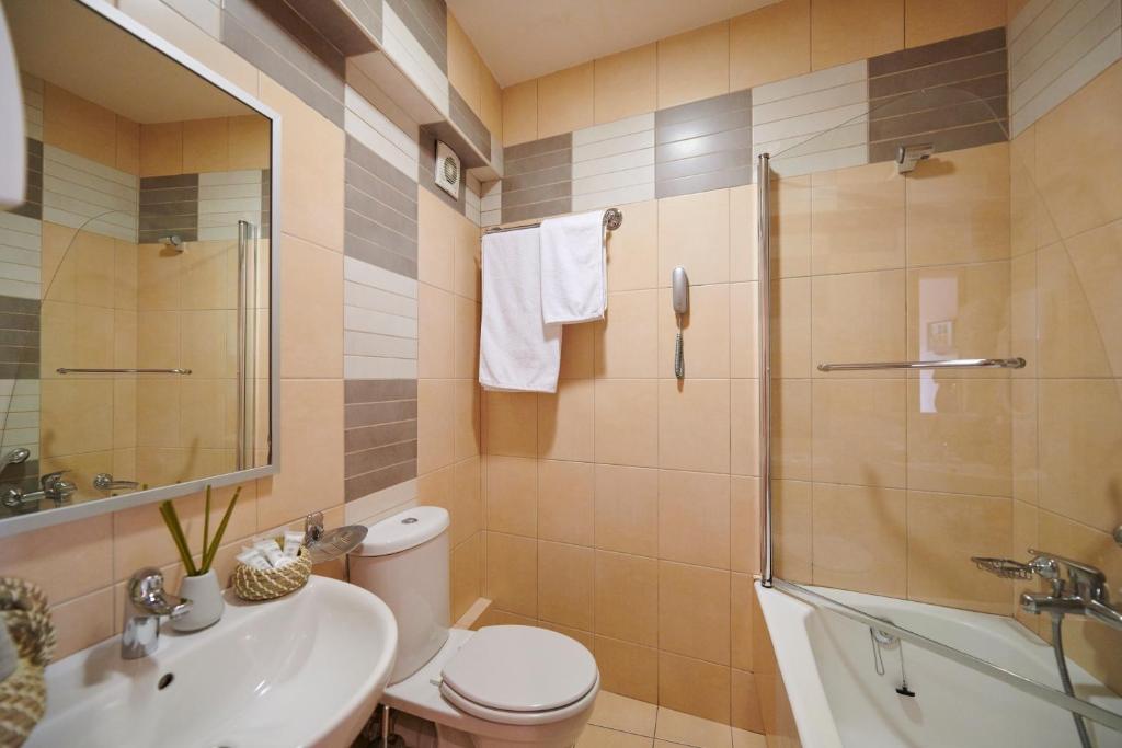 Ένα μπάνιο στο Crystal City Hotel