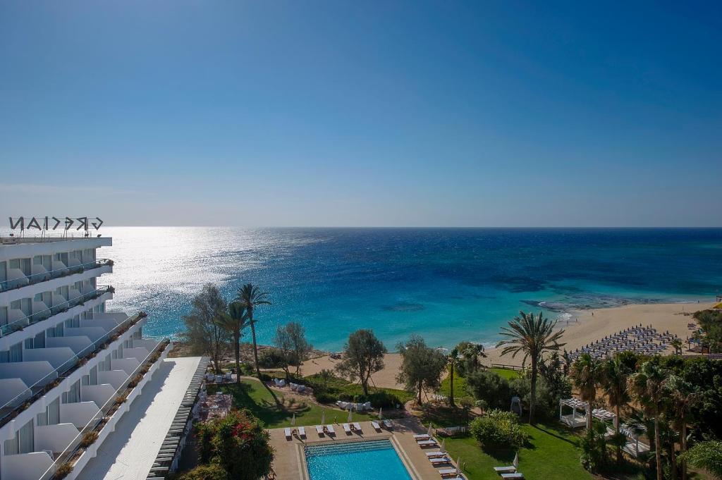 eine Luftansicht auf den Strand und das Meer in der Unterkunft Grecian Sands Hotel in Ayia Napa