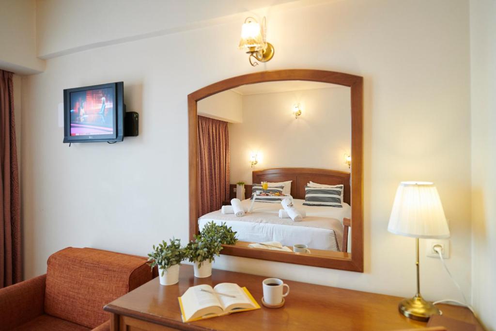Ένα ή περισσότερα κρεβάτια σε δωμάτιο στο Crystal City Hotel