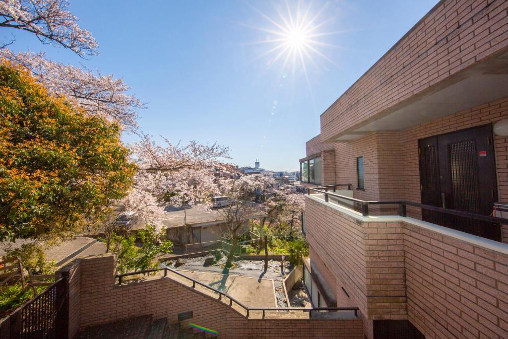 橫濱的住宿－平楽園弐番館２階，享有砖砌建筑的天空美景