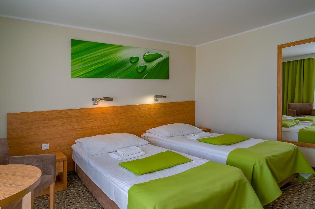Postel nebo postele na pokoji v ubytování Hotel ***NAT Sarbinowo