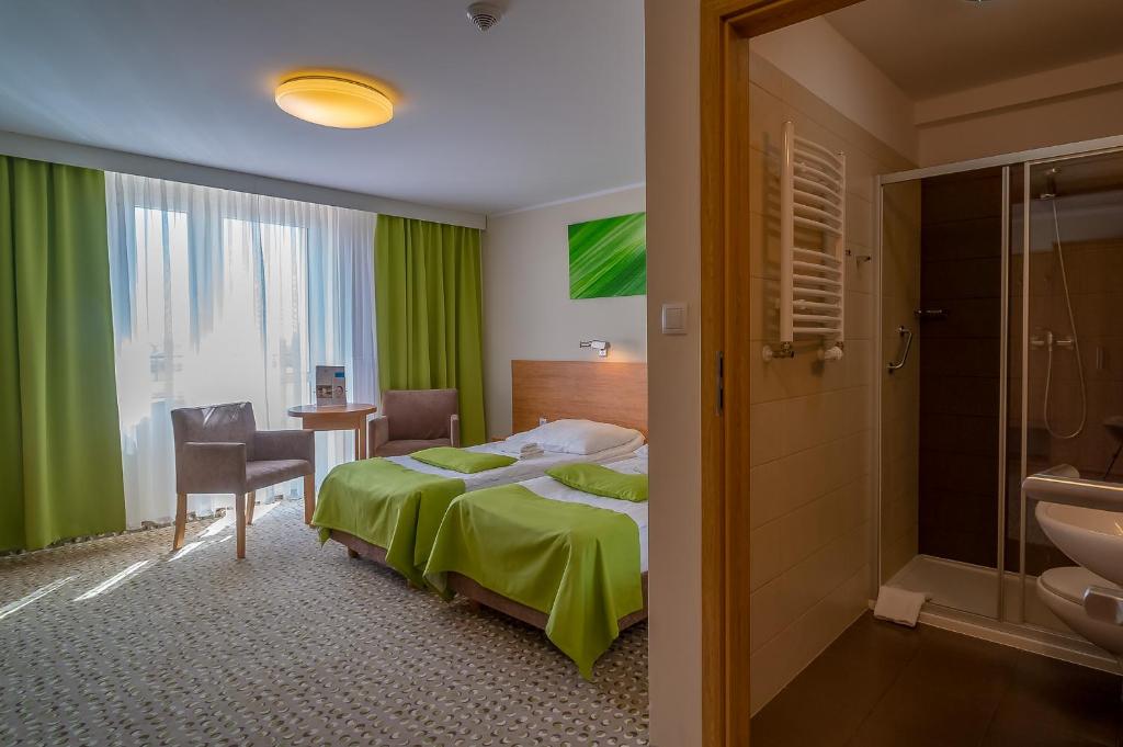 Postel nebo postele na pokoji v ubytování Hotel ***NAT Sarbinowo