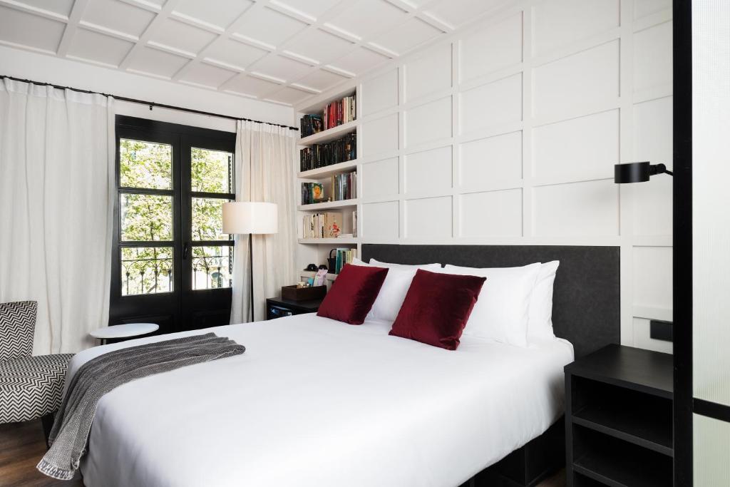 Postel nebo postele na pokoji v ubytování Yurbban Ramblas Boutique Hotel