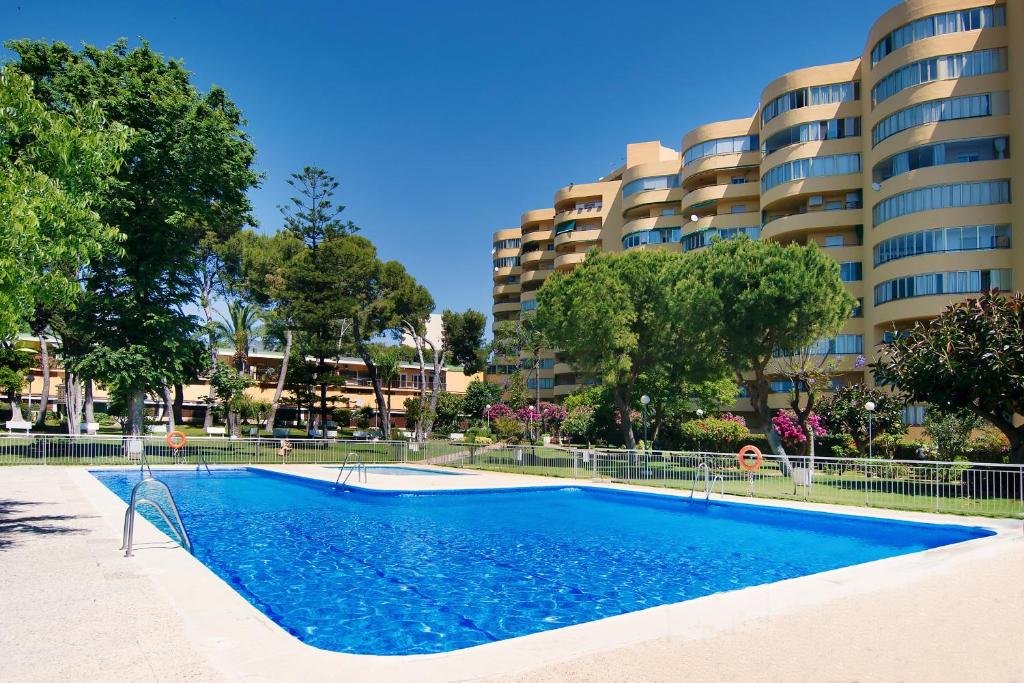 duży basen przed budynkiem w obiekcie Apartamento Rocio Torremolinos w mieście Torremolinos