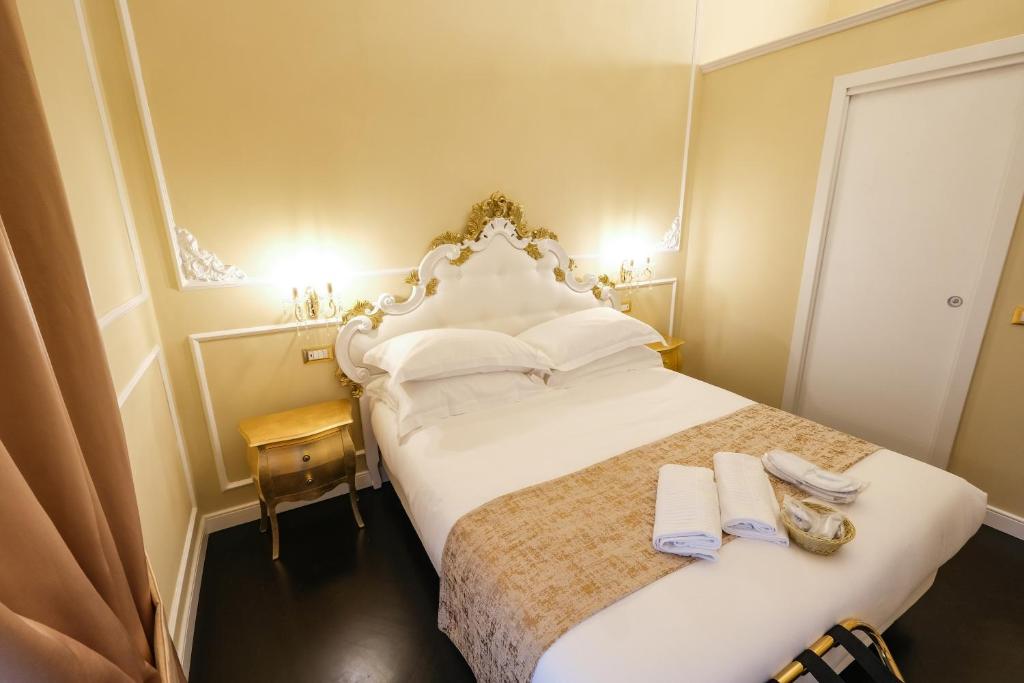 a bedroom with a bed with two towels on it at B&B Kingsman in Florence