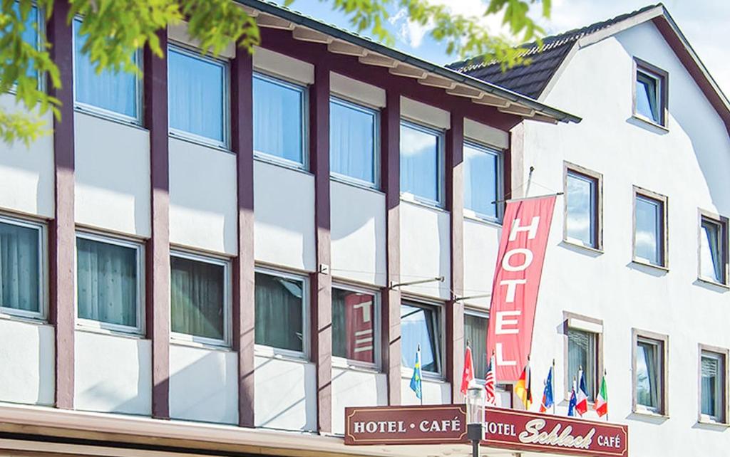 una señal de hotel frente a un edificio en Hotel Café Schlack, en Tuttlingen