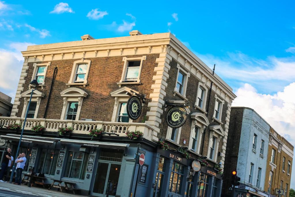 un bâtiment en briques avec une horloge sur son côté dans l'établissement St Christopher's Greenwich, à Londres