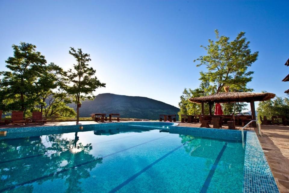 una grande piscina con gazebo di Mountain View Hotel Complex a Yabulkovets
