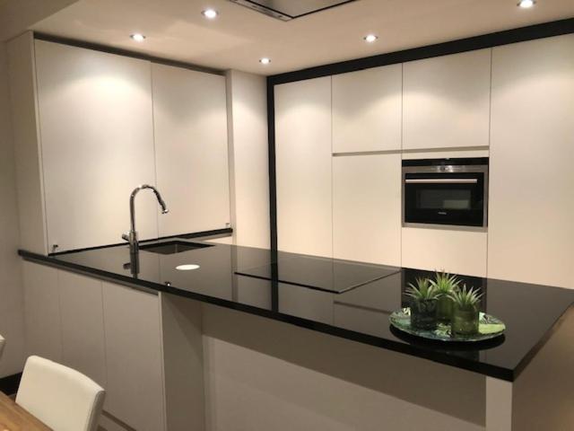 cocina con encimera con fregadero y microondas en Apartment Mauritius, en Knokke-Heist