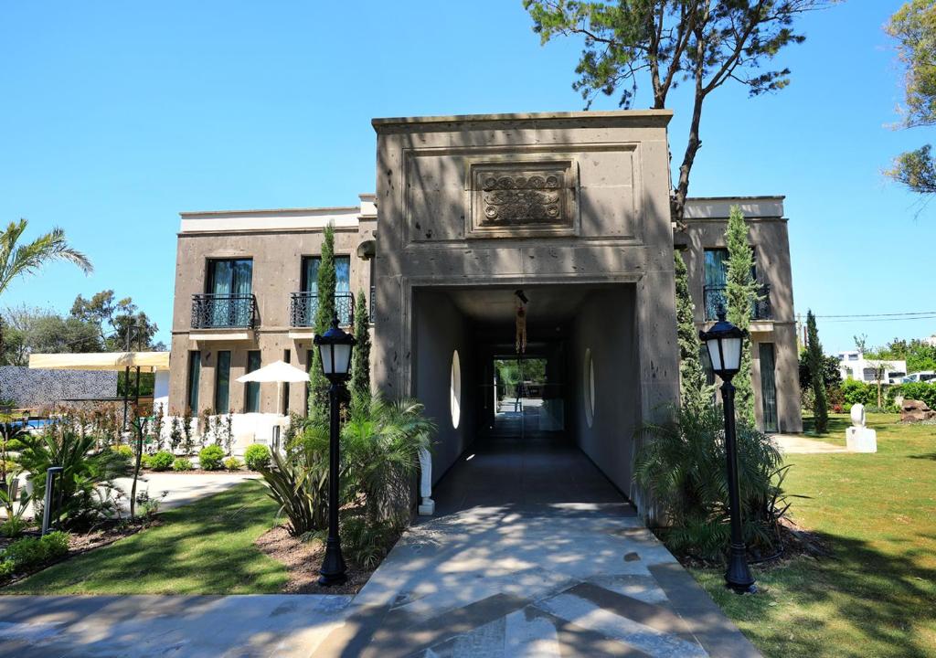 an entrance to a building with a walkway at Sandora Boutiuqe Hotel in Yalıkavak